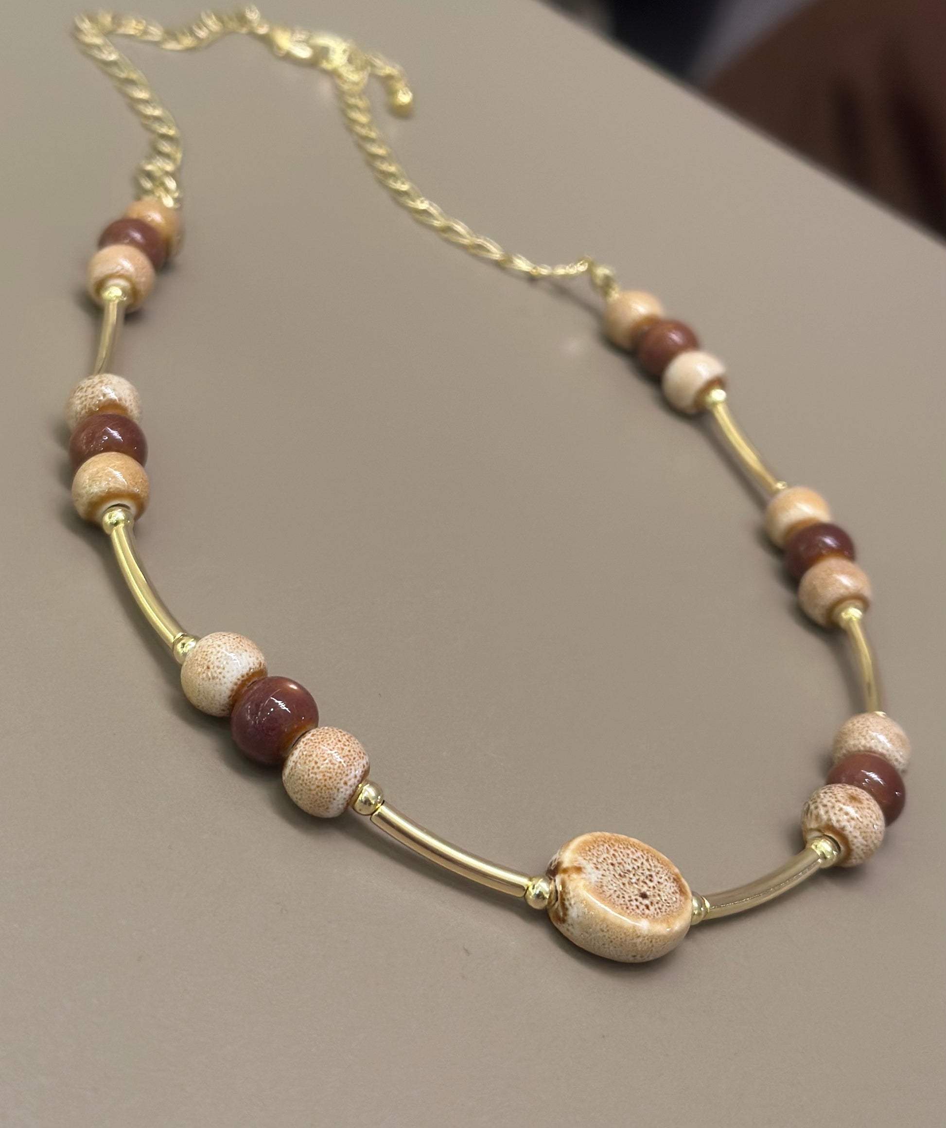 Collar cafe ceramica y palitos de oro2