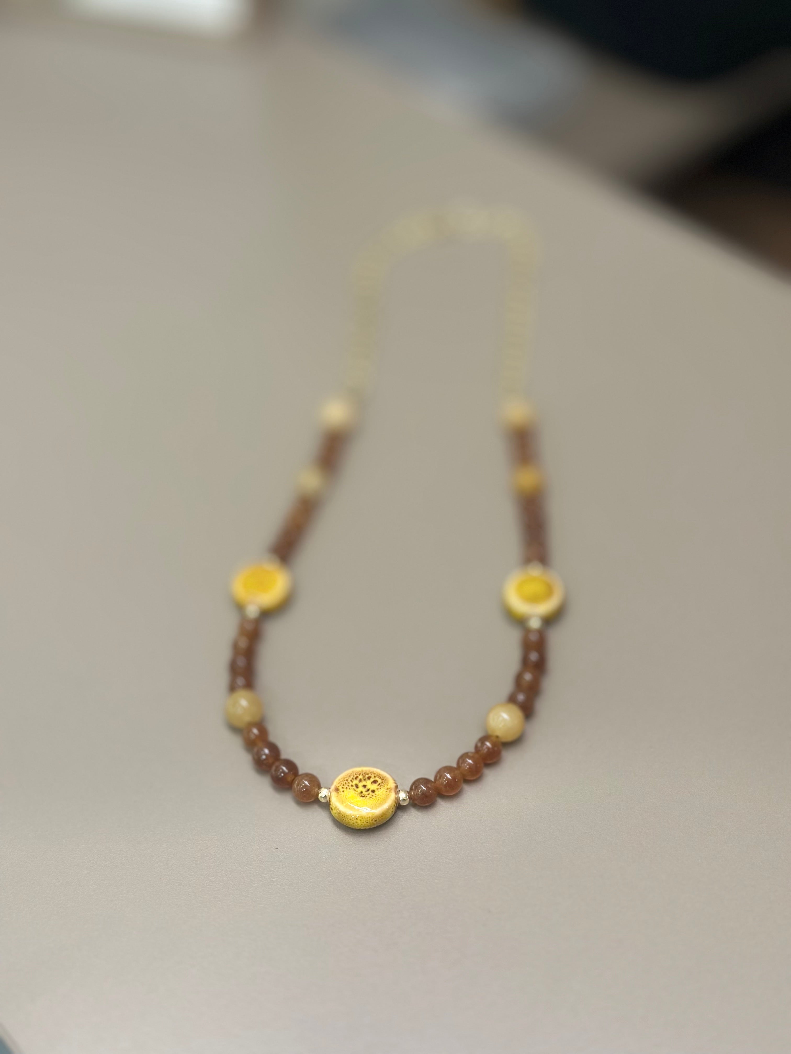 Collar cafe turmalinas y ceramica jaspeada amarilla1