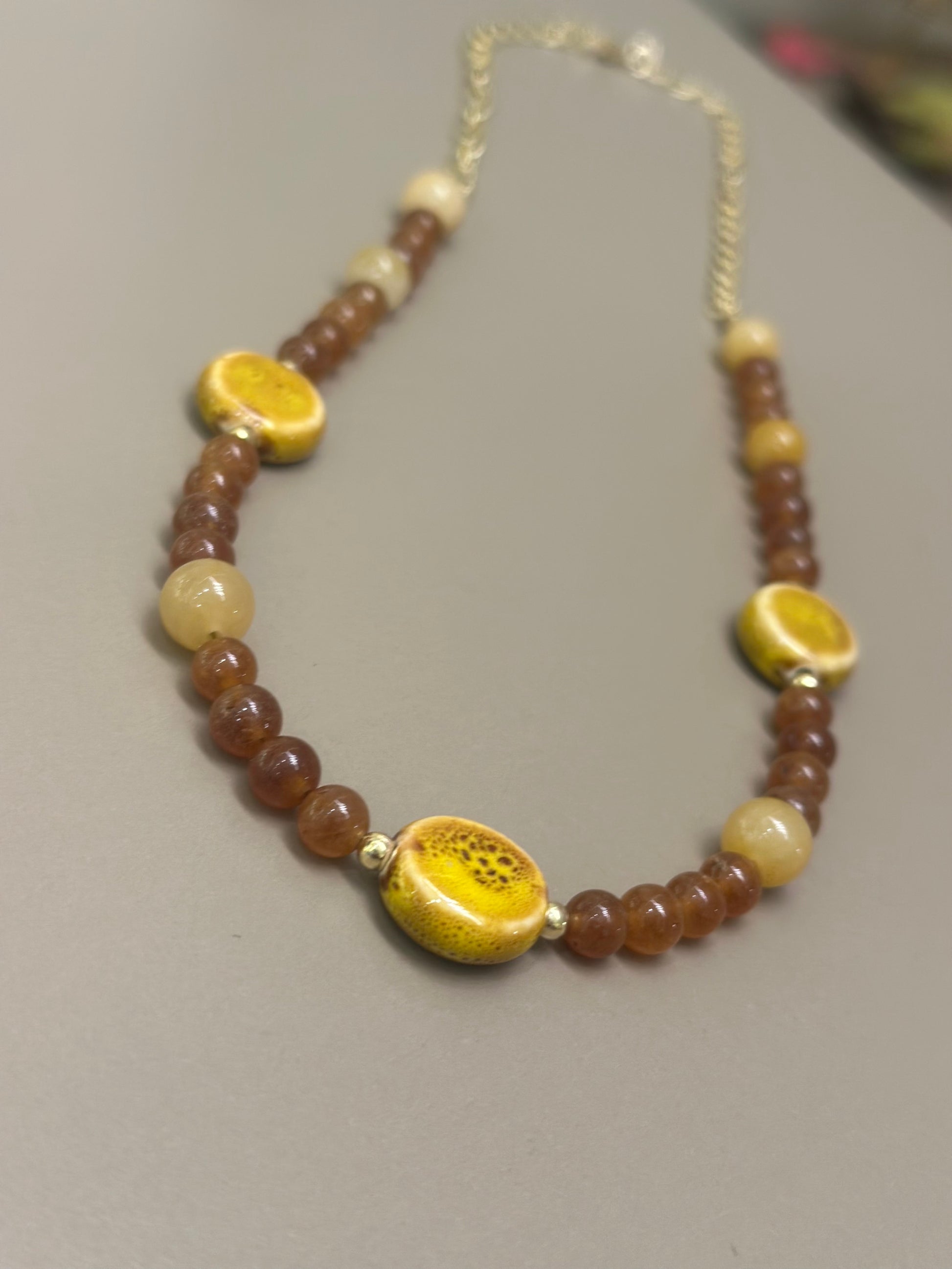 Collar cafe turmalinas y ceramica jaspeada amarilla2