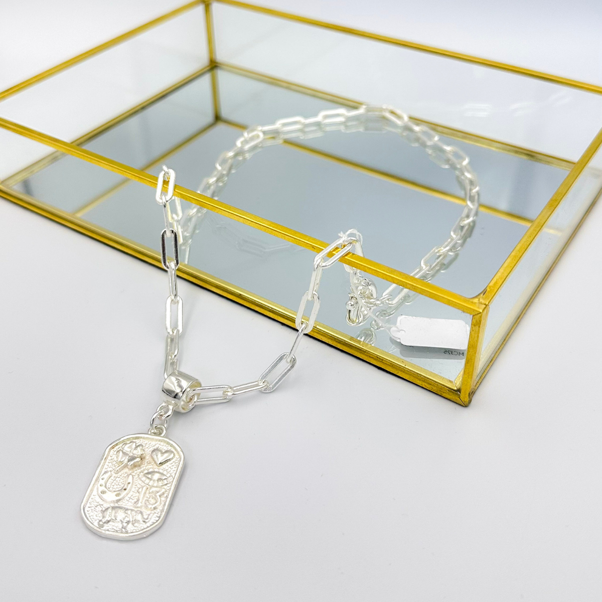 Collar enchapado en plata con dije de trébol, herradura y trébol de cuatro hojas.
