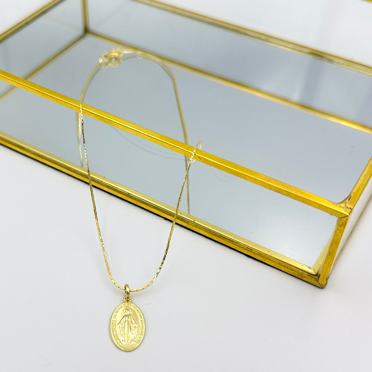 Collar virgen de los rayos dorada con cadena fina 1 – MCJoyas