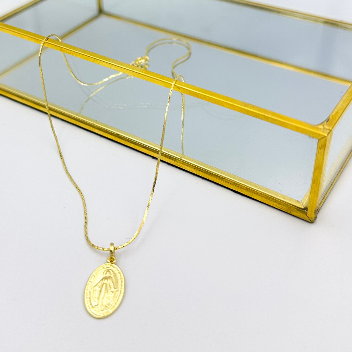 Collar virgen de los rayos dorada con cadena fina 2 – MCJoyas