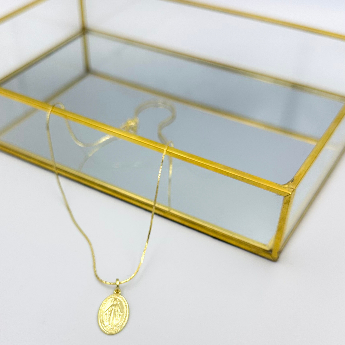 Collar virgen de los rayos dorada con cadena fina 3 – MCJoyas