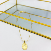 Collar virgen de los rayos dorada con cadena fina – MCJoyas