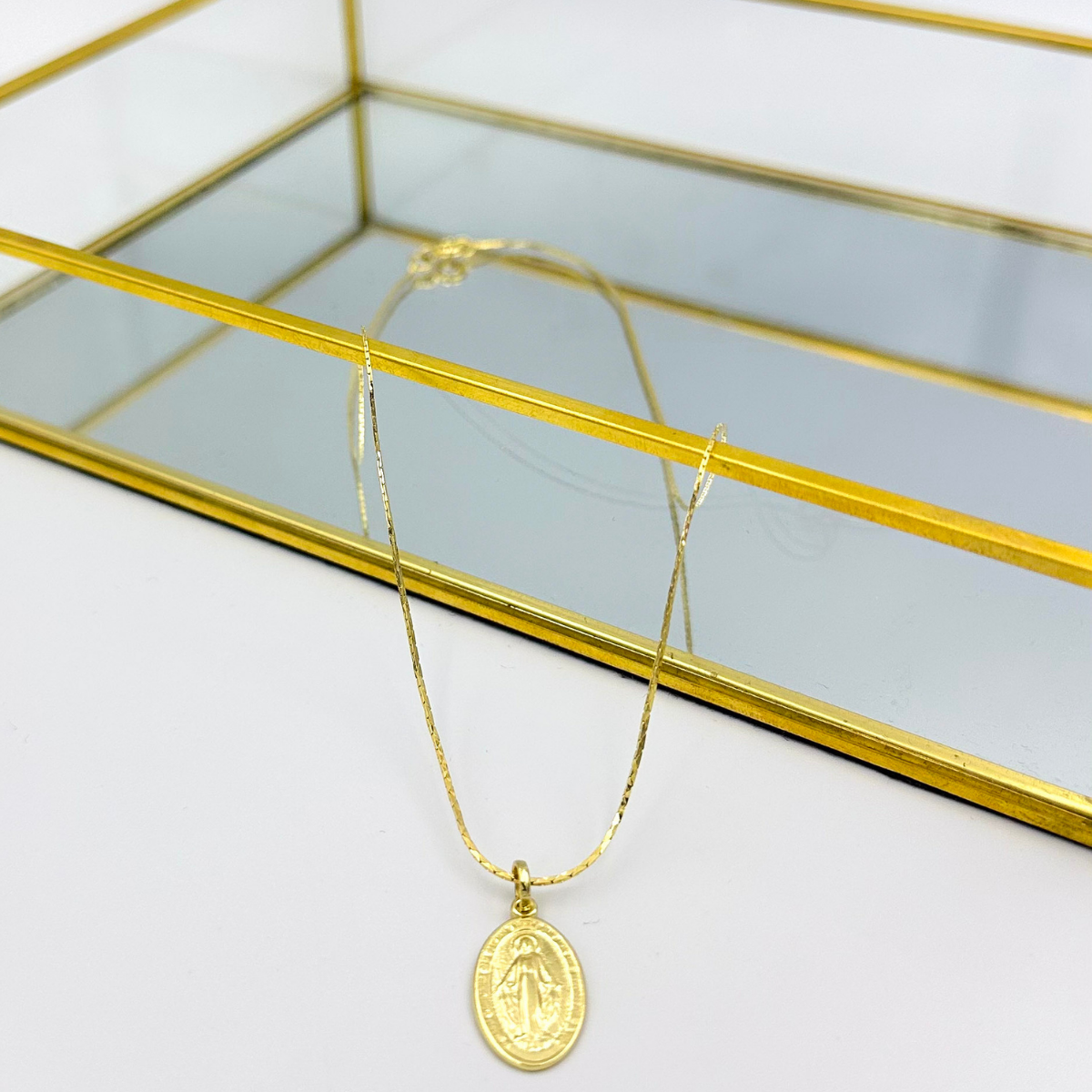 Collar virgen de los rayos dorada con cadena fina – MCJoyas