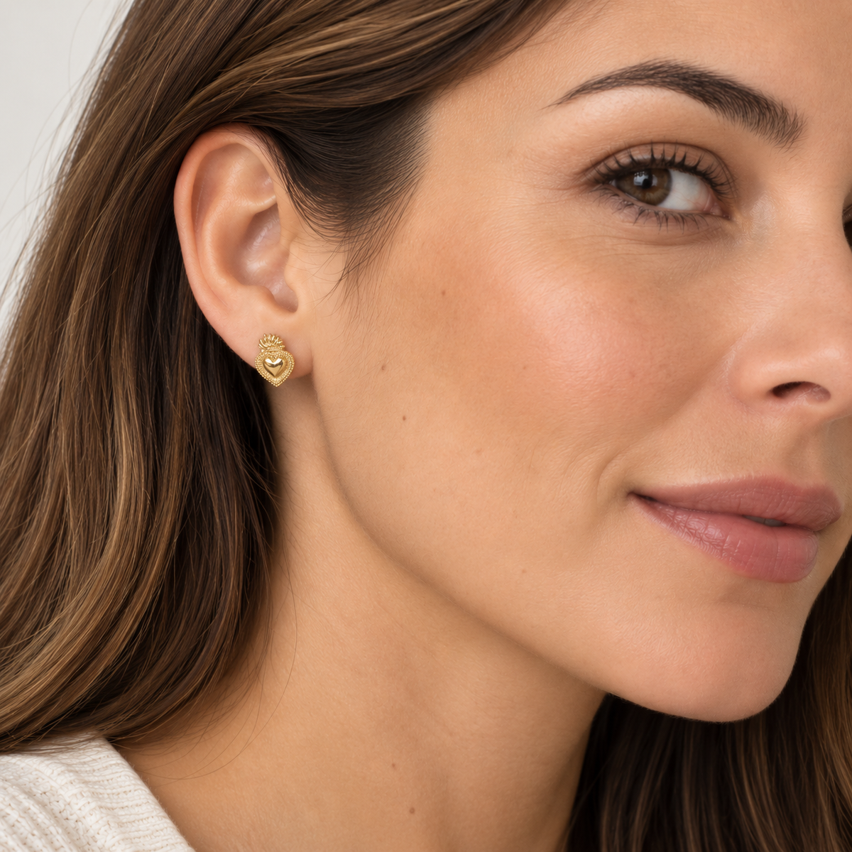 Modelo usando Aros Corazón Époque dorados con diseño de corazón, elegantes y femeninos