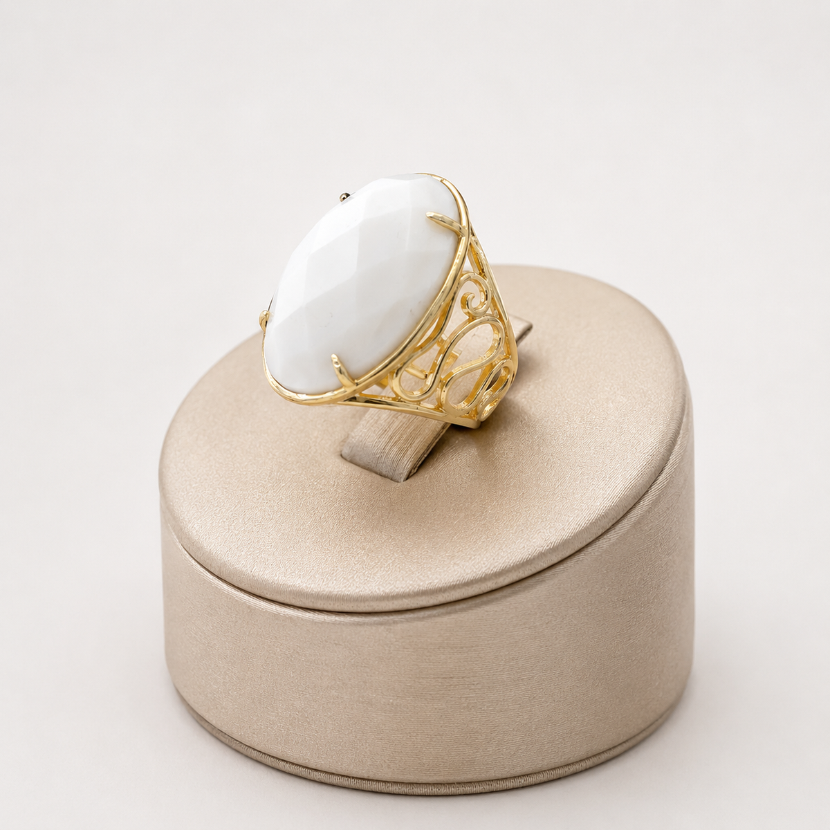 Vista lateral Anillo White dorado con piedra blanca