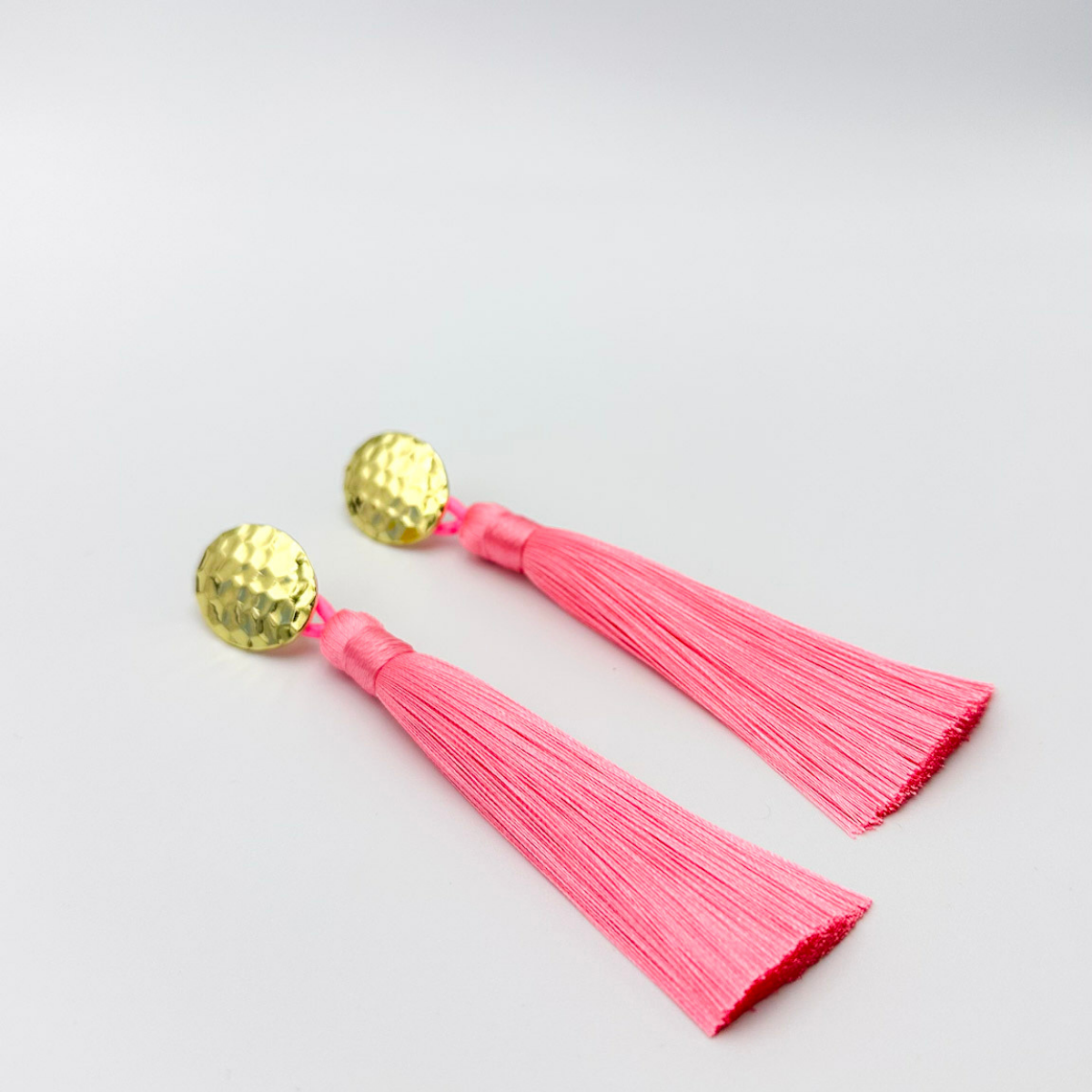 aros-borla-fucsia-dorados-mcjoyas..