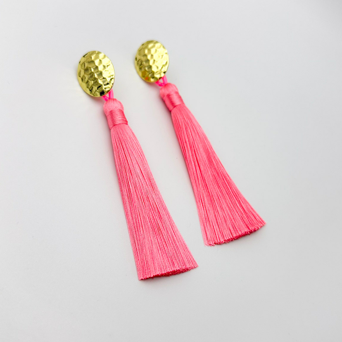 aros-borla-fucsia-dorados-mcjoyas.