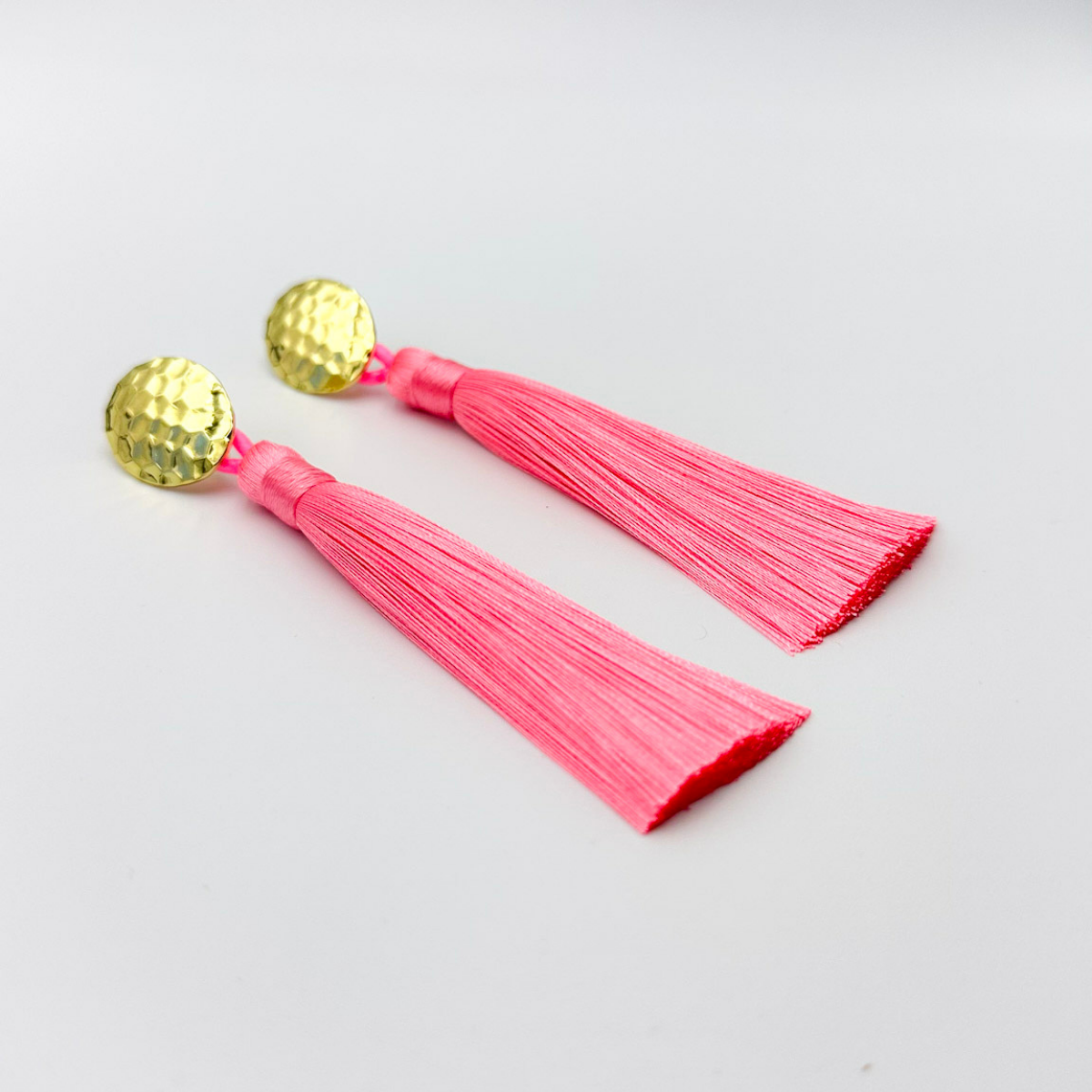 aros-borla-fucsia-dorados-mcjoyas