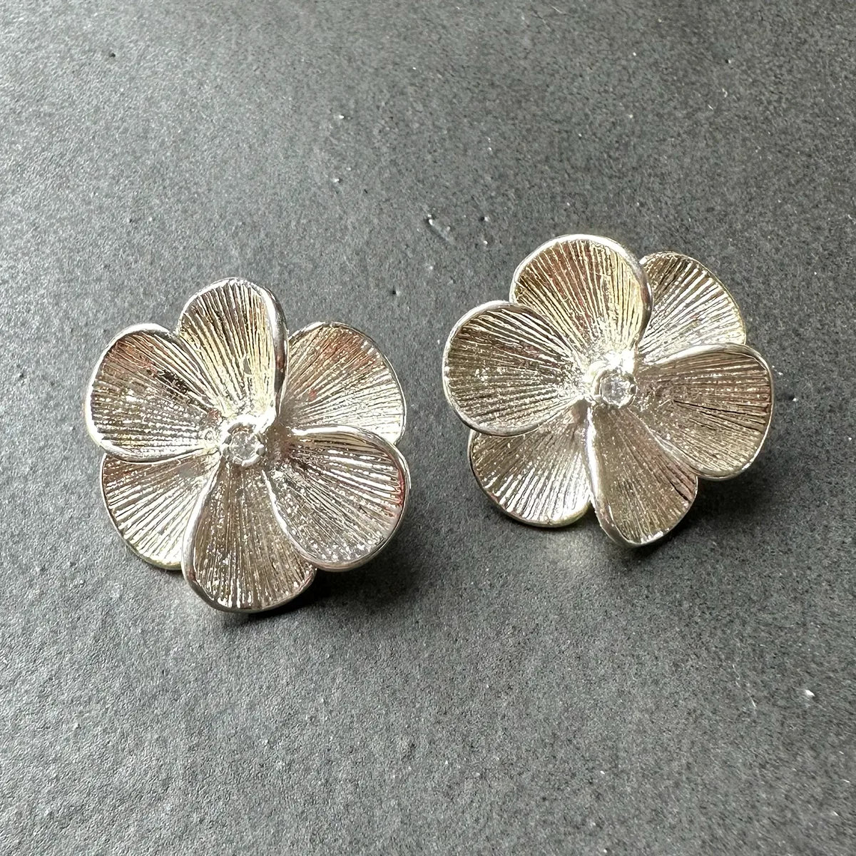 aros de plata en flor satinada de plata
